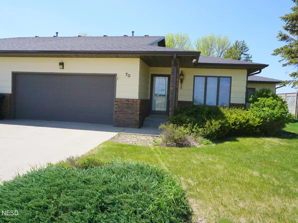 70 Paradise Dr, Watertown, SD 57201