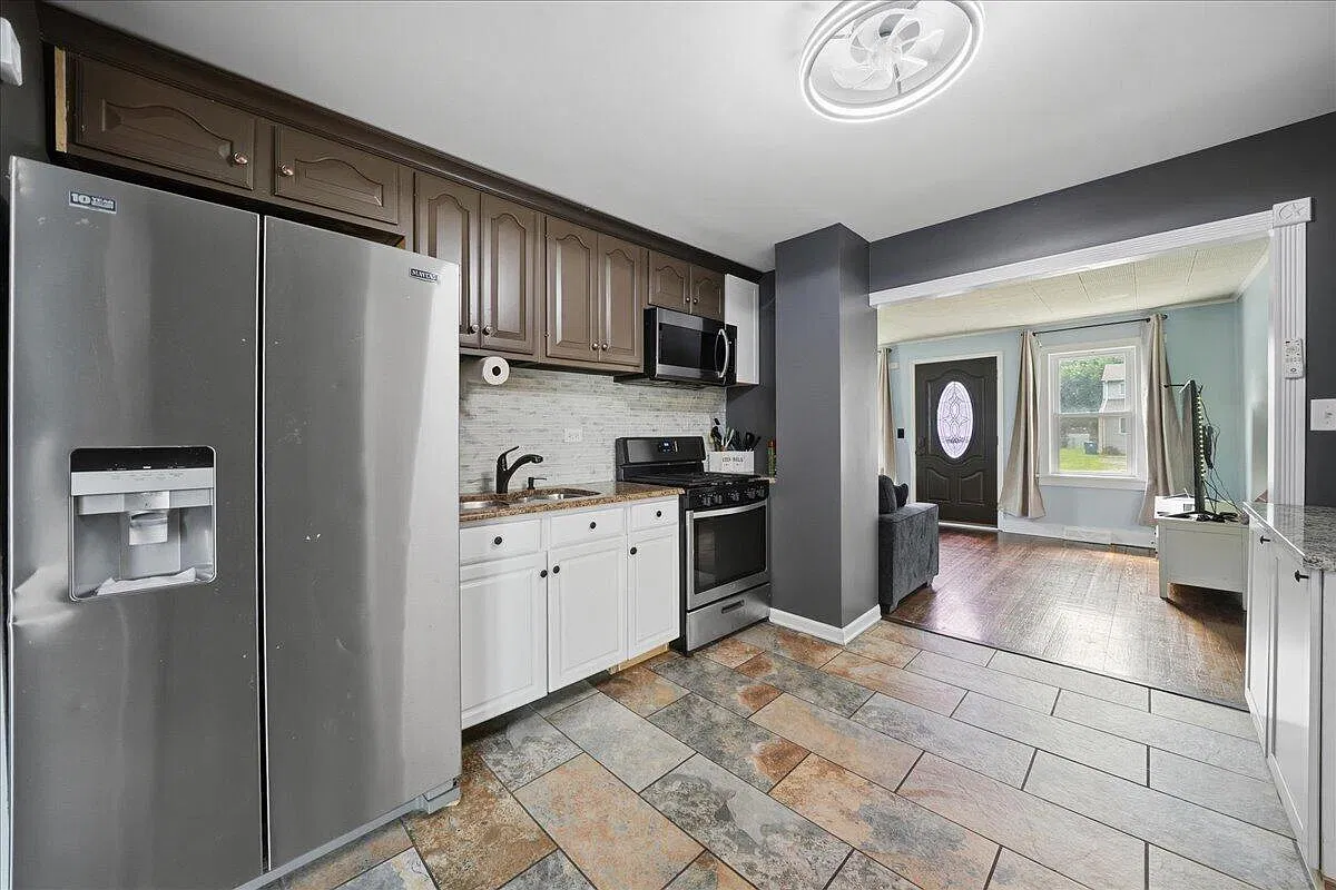 3 bed, 1131 sqft, $2,200 — Photo 3