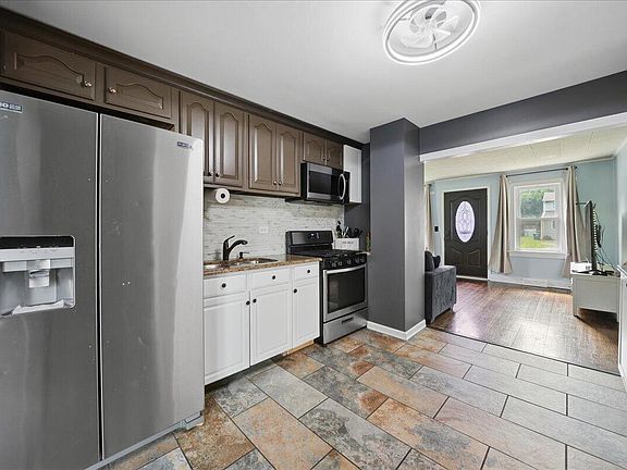 3rd image of 252 S 21st St