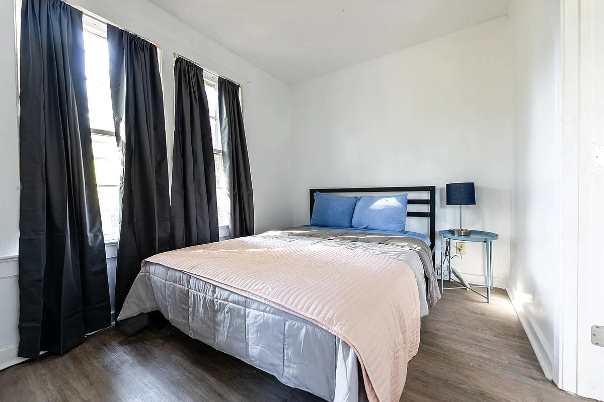 Building Photo - 835 Custer St #3