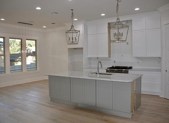 4th image of 1363 Burbank Dr