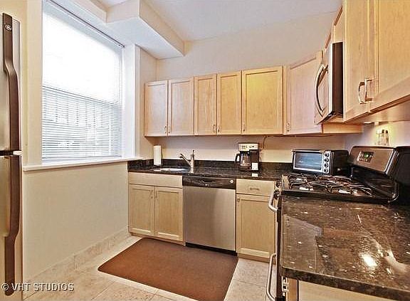 2nd image of 736 W Waveland Ave #G