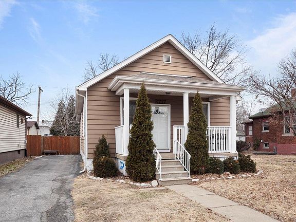 2nd image of 2717 Iowa St