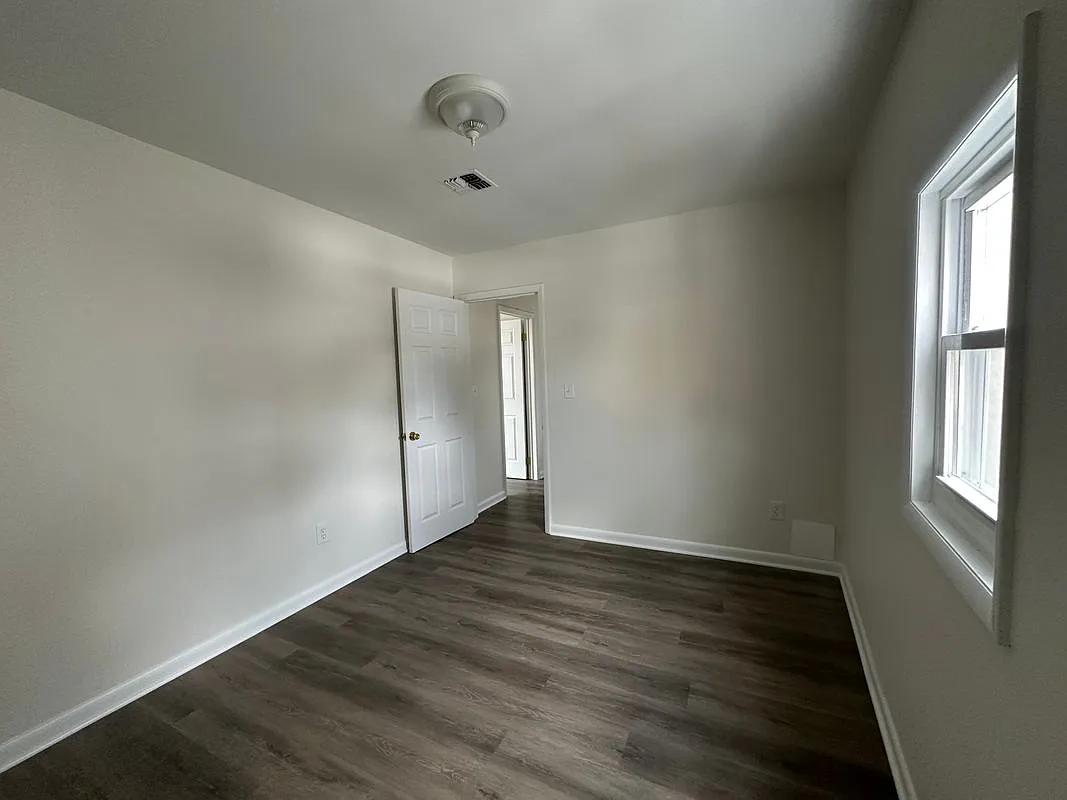 2 bed, 1.0 bath, 700 sqft, $2,100 — Photo 3