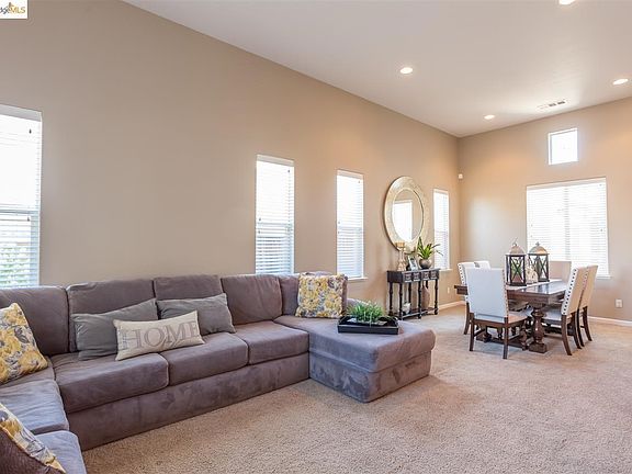 12 foot ceilings gives a very nice entry impression.