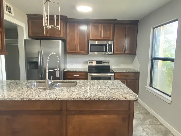 6824 NW Willow Springs Dr — Photo 8