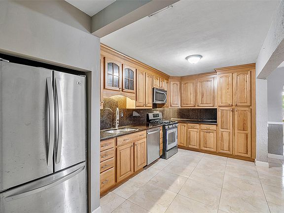 4th image of 5517 NE 6th Avenue