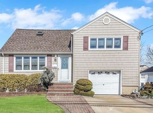 40 Norton St, Freeport, NY 11520
