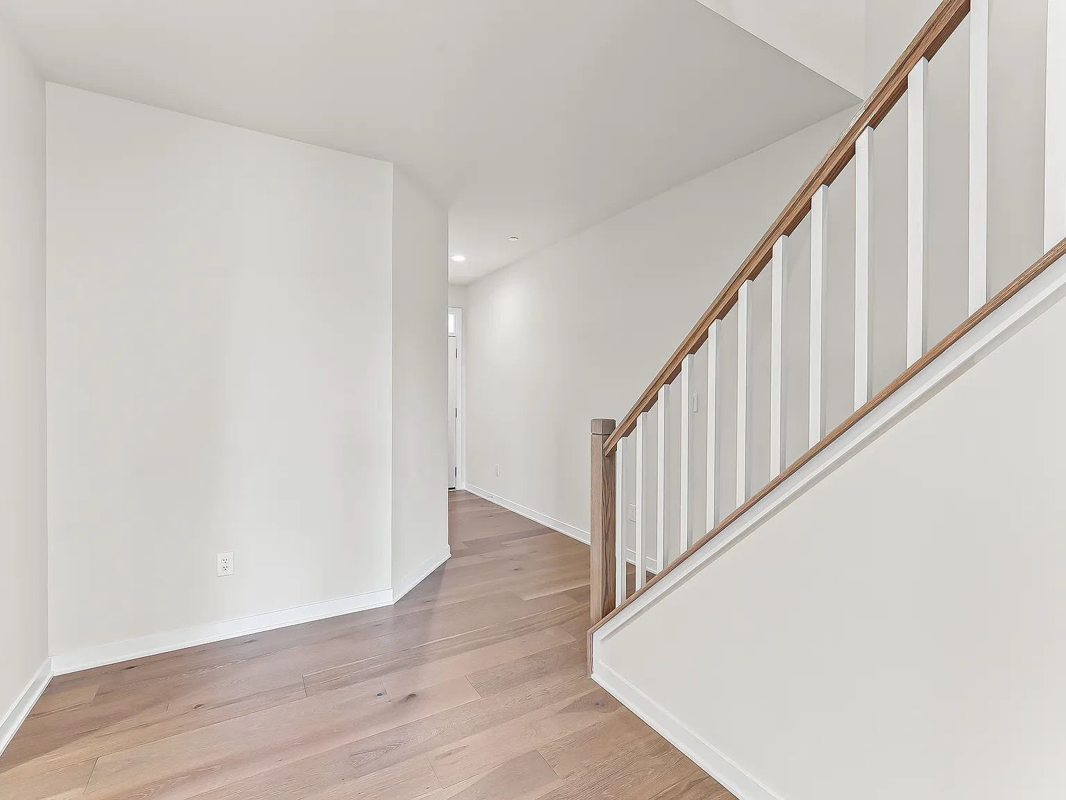 3 bed, 3.5 bath, 2800 sqft, $4,195 — Photo 3