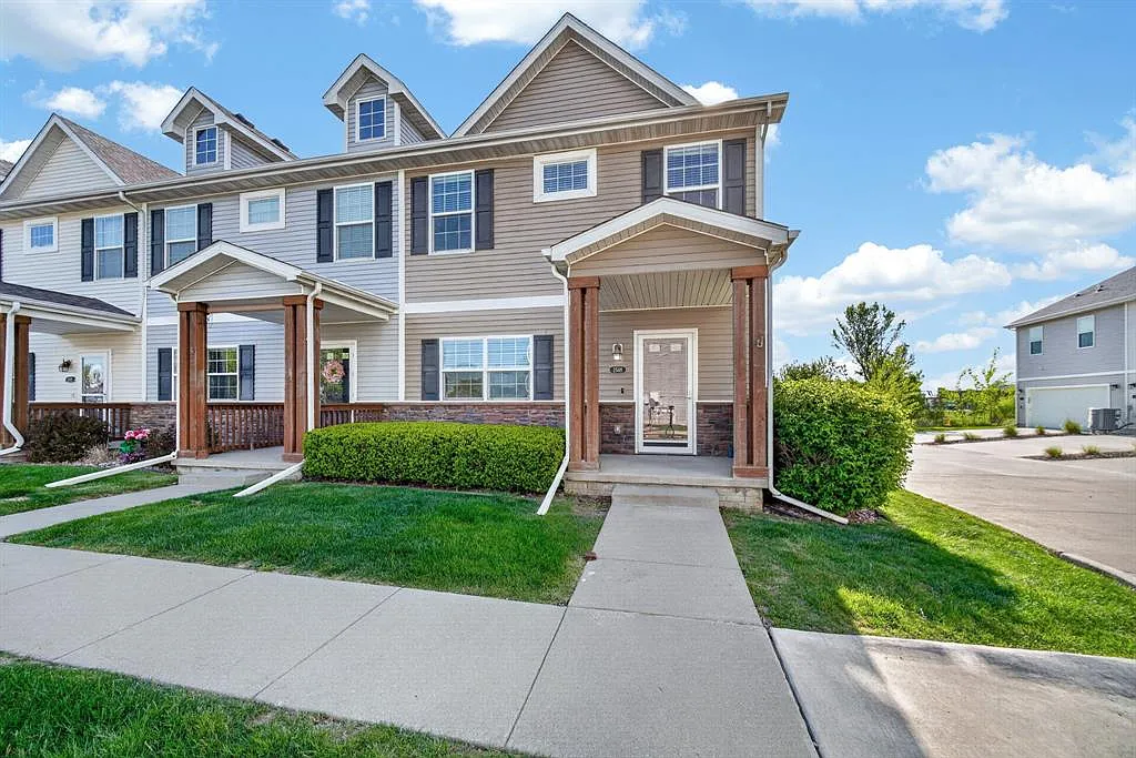 3 bed, 2.5 bath, 1672 sqft, $1,900 — Photo 1