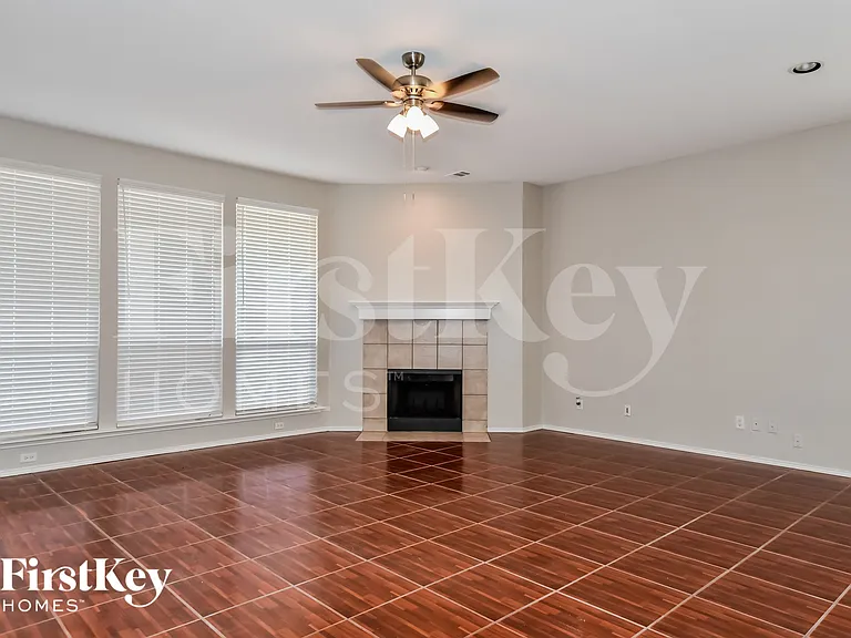 4203 Lucy Ln — Photo 2