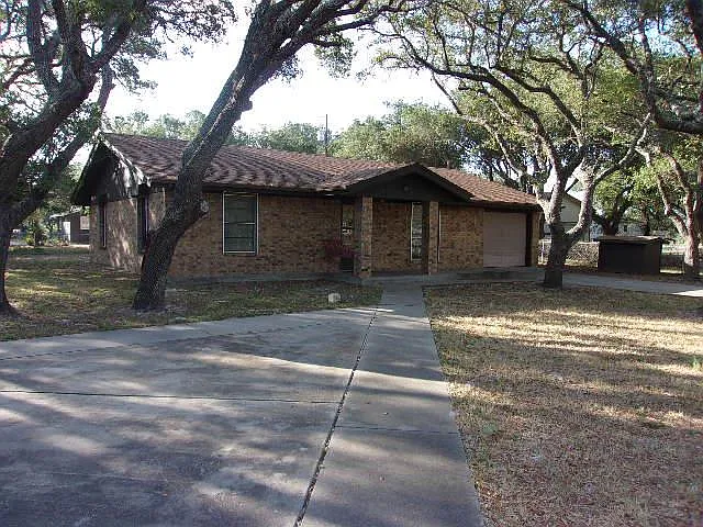 3 bed, 1.0 bath, 1350 sqft, $1,550 — Photo 1