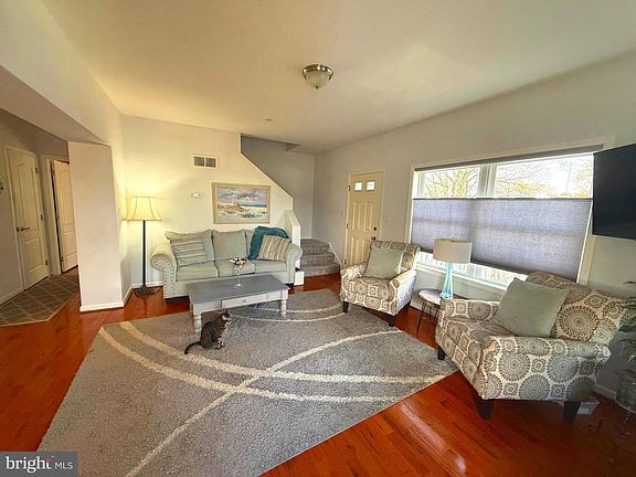 2nd image of 1251 Linden Ave