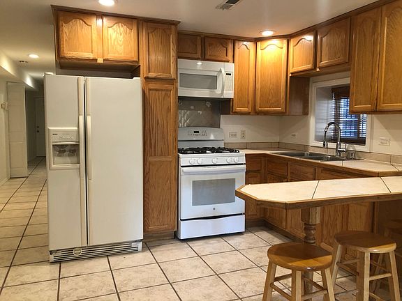 3rd image of 3238 W Le Moyne St #G