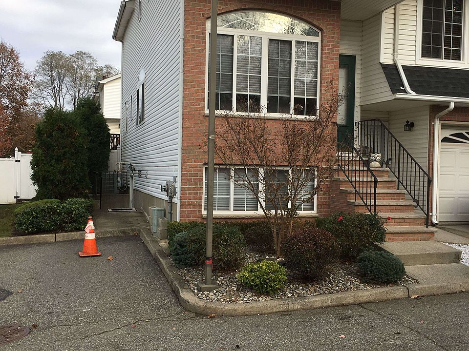 1st image of 15 Schindler Ct
