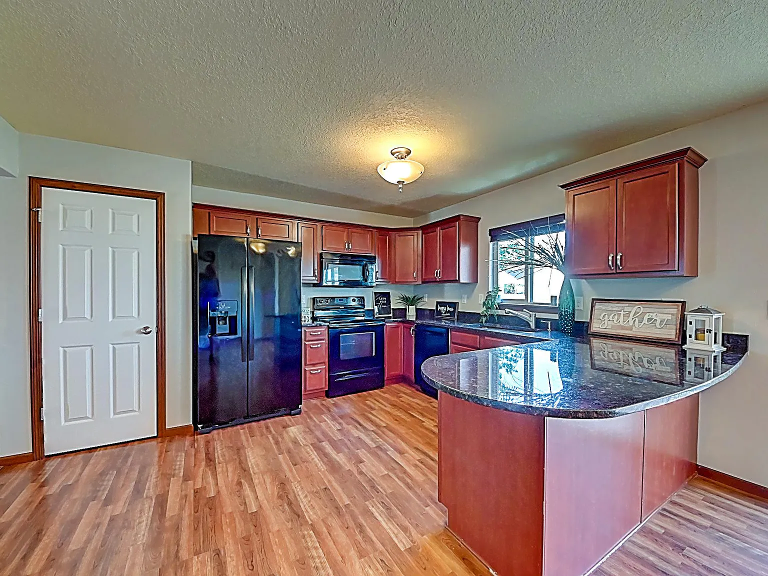 3 bed, 1952 sqft, $2,800 — Photo 2
