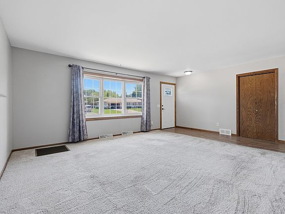 4th image of 855 Clover Ln