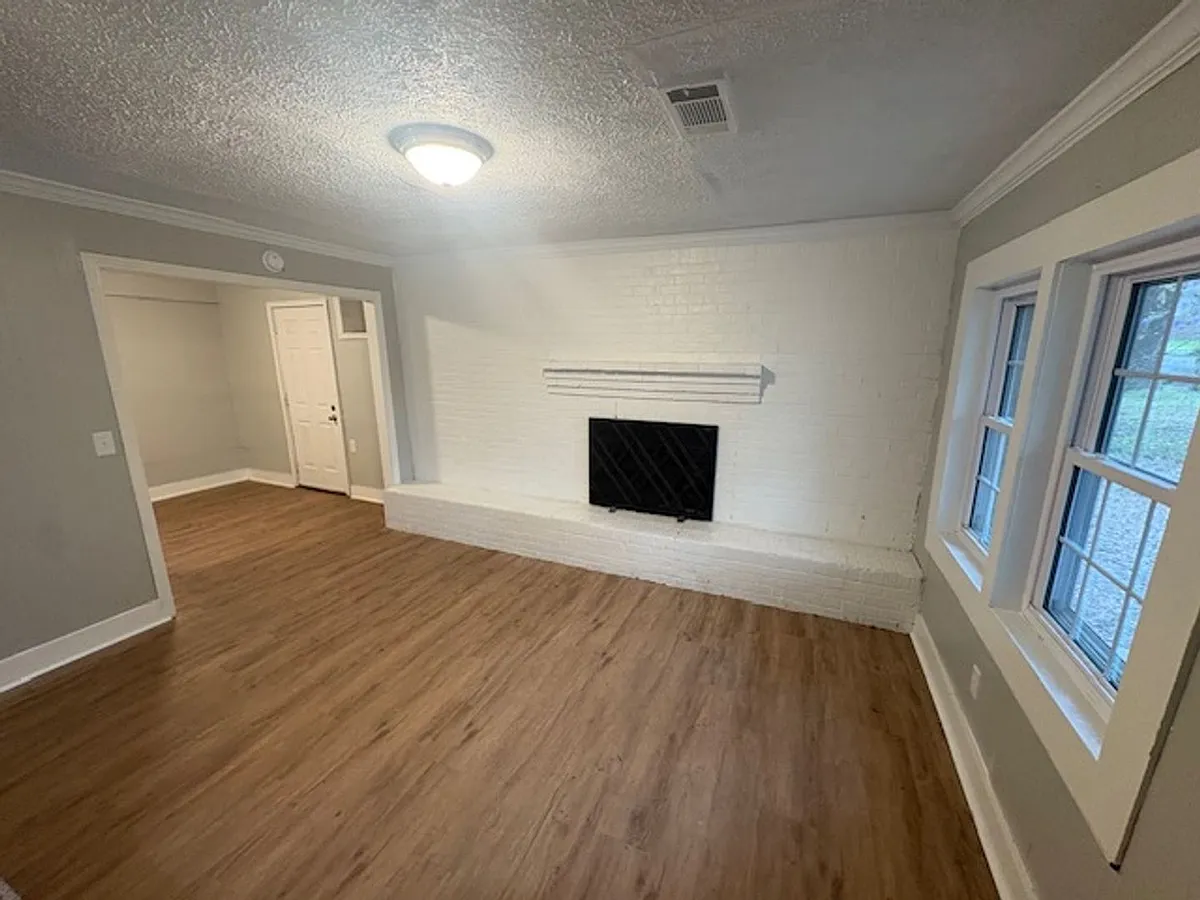 Building Photo - 205 Lowry Cir