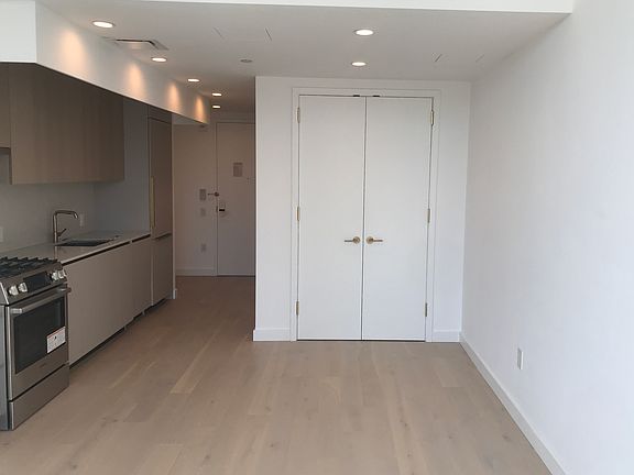 4th image of 3 Court Sq APT 625