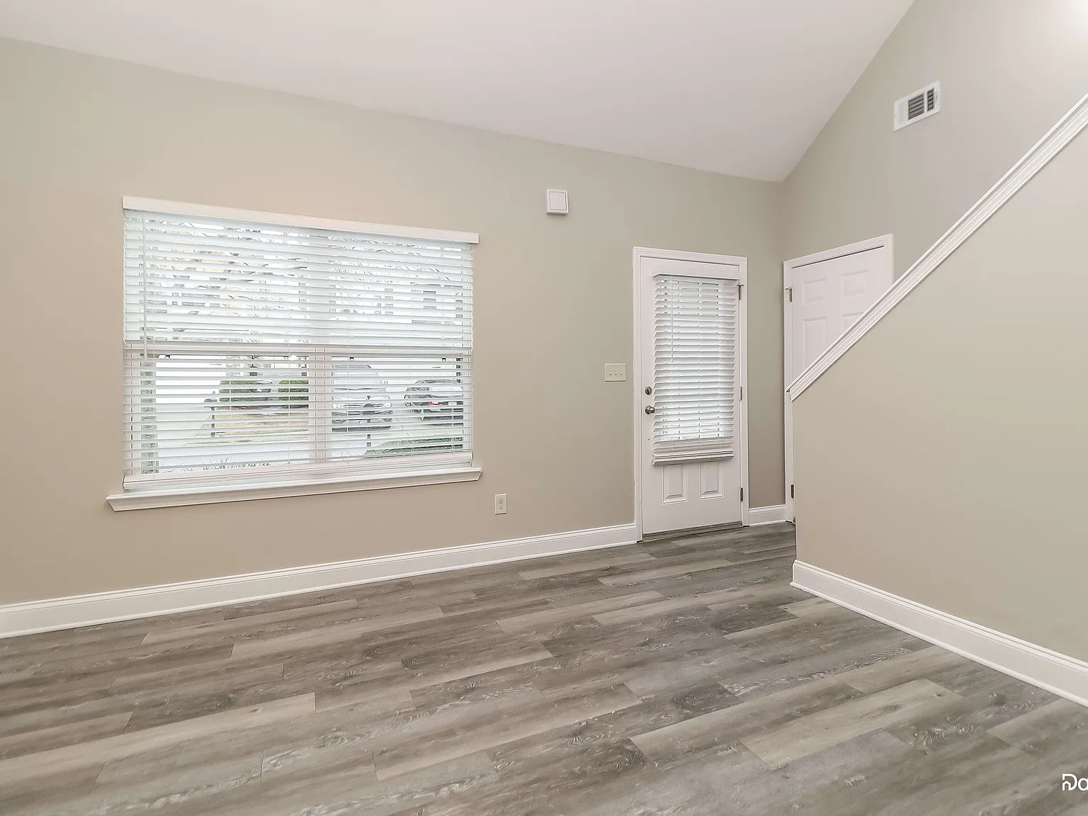 3 bed, 2.0 bath, 1284 sqft, $2,070 — Photo 4