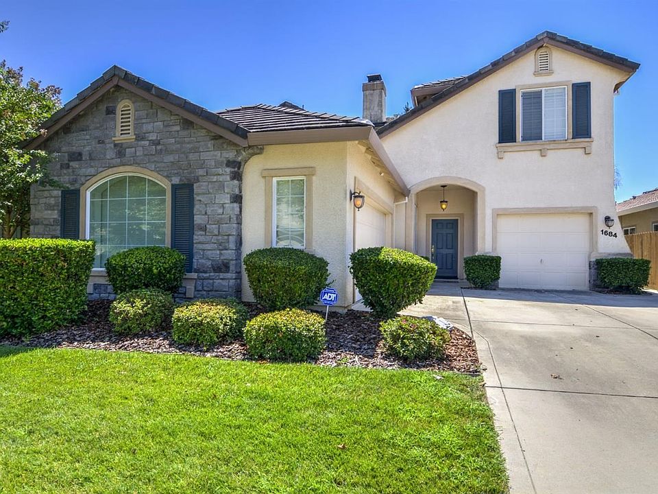 1st image of 1684 Dunsmuir Way