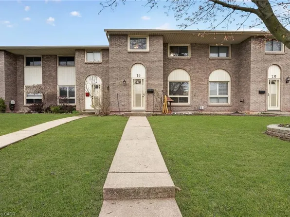 150 Gateshead Cres #19, Hamilton, ON L8G 4A7