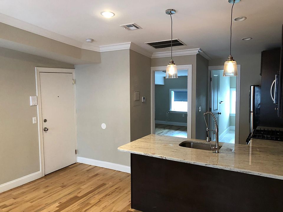 Entrance / Kitchen
