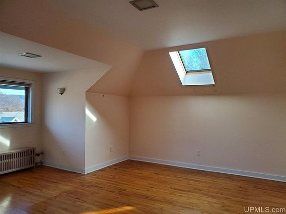 3rd image of 1015 E Houghton Ave