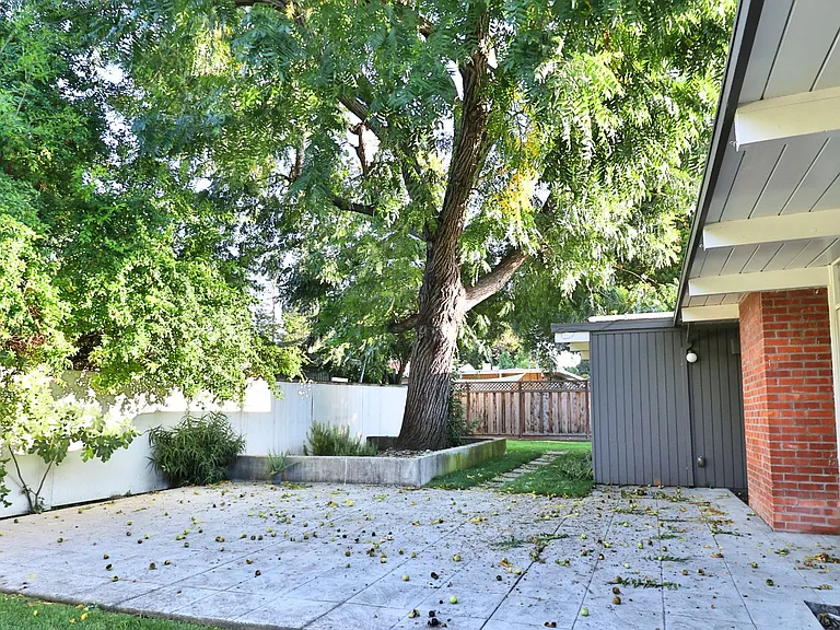 2467 Alvin St — Photo 30