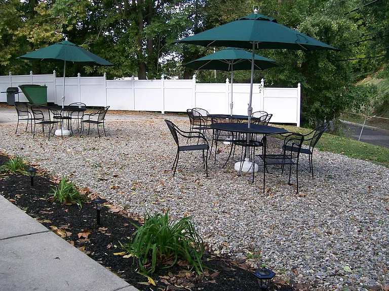 365 W Elm St — Photo 4