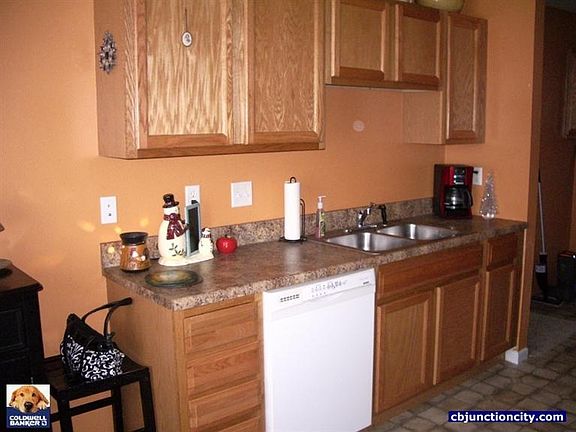 4th image of 227 E 16th St