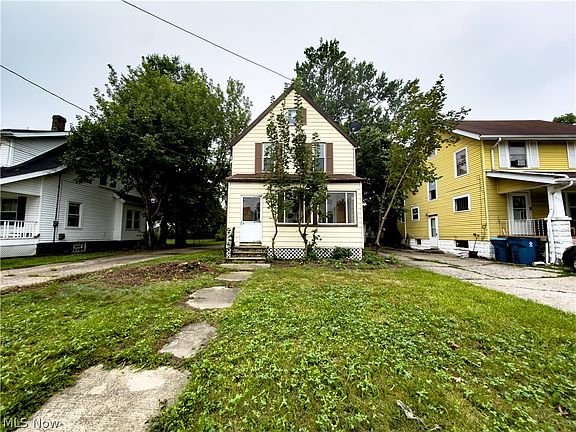 3rd image of 823 W 21st St