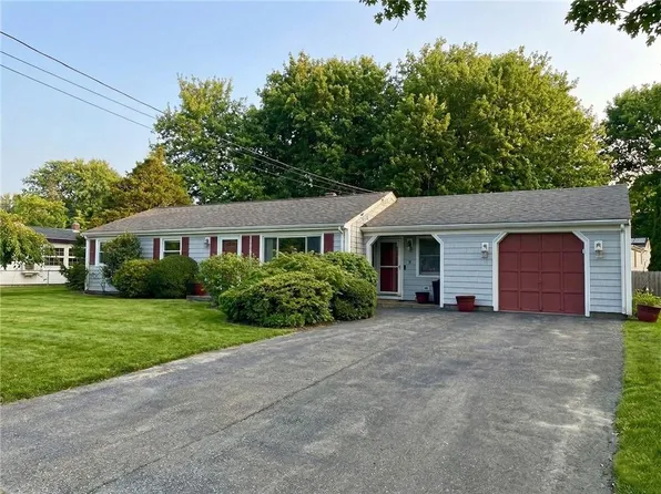 9 Spruce Ave, Middletown, RI 02842