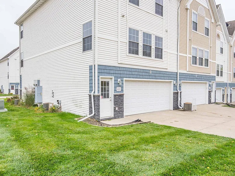 1151 SE Village View Ln — Photo 3