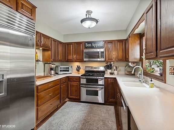 3rd image of 235 Schreiber Ave