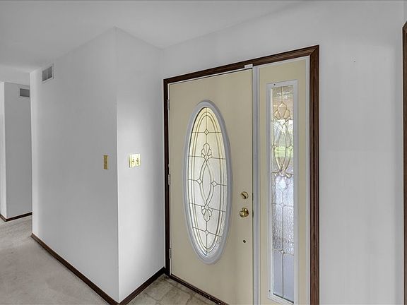 3rd image of 1611 W Melrose Ct