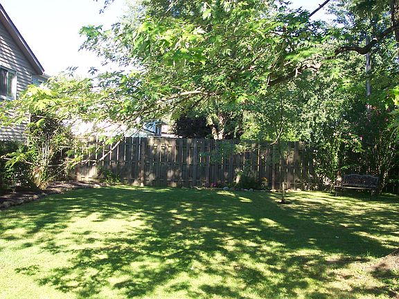 4th image of 1044 Plymouth Dr
