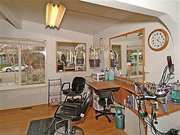 Salon Station