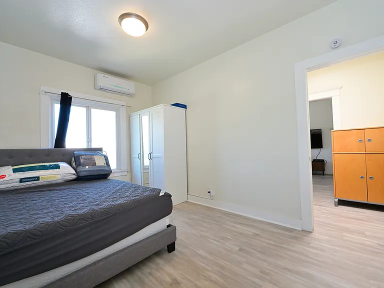 updated unit, super bright with many windows, furnished w/ in-unit laundry and free wifi (speed NOT GUARANTEED)