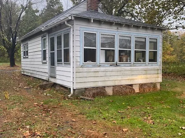 371-371R N Loomis St, Southwick, MA 01077