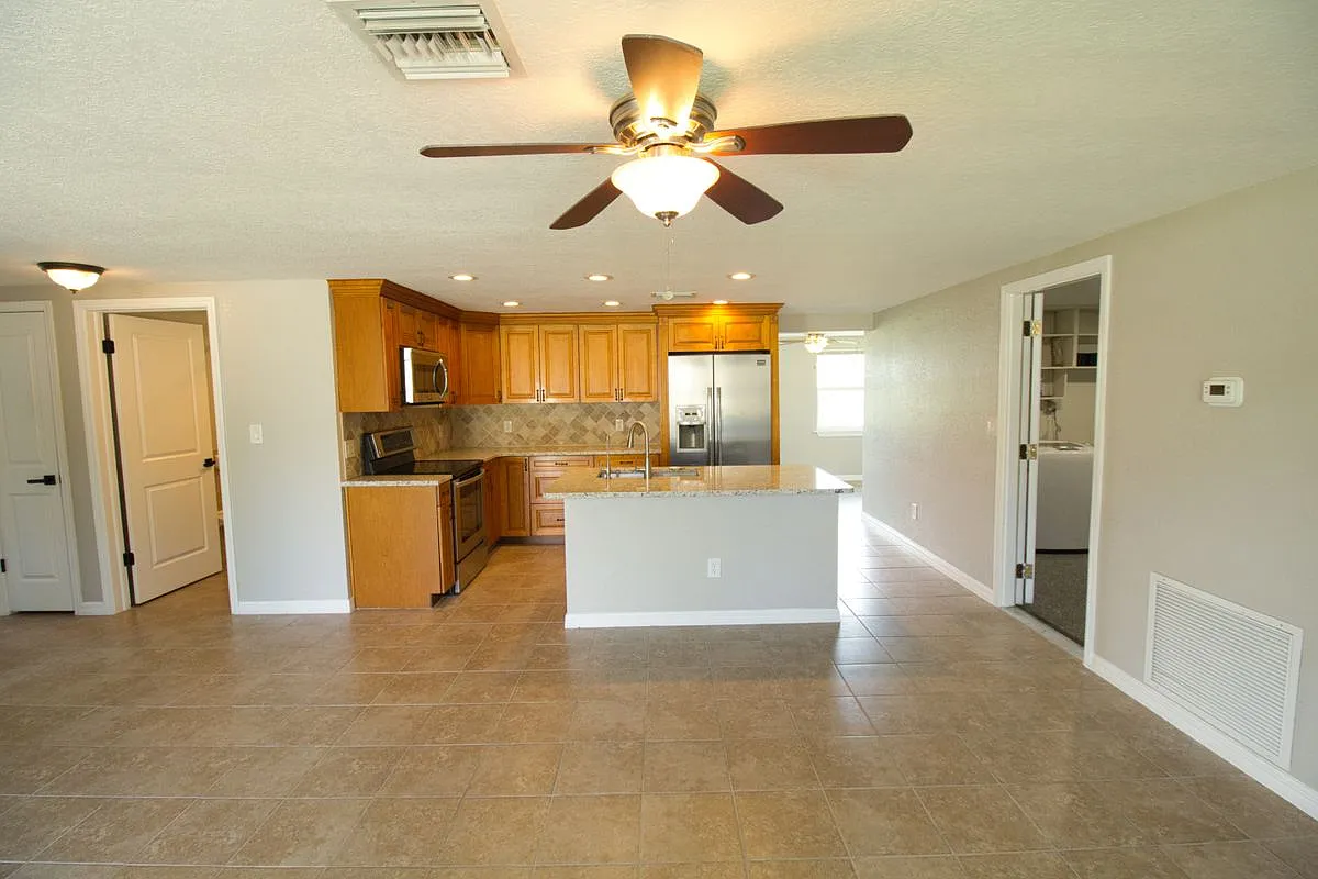 2 bed, 1.0 bath, 932 sqft, $1,600 — Photo 3