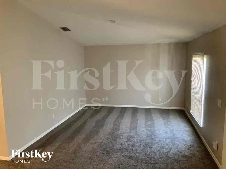 541 Hawthorne Ave S — Photo 3