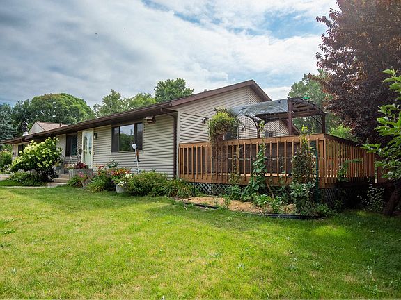 2nd image of 905 Flora Ln