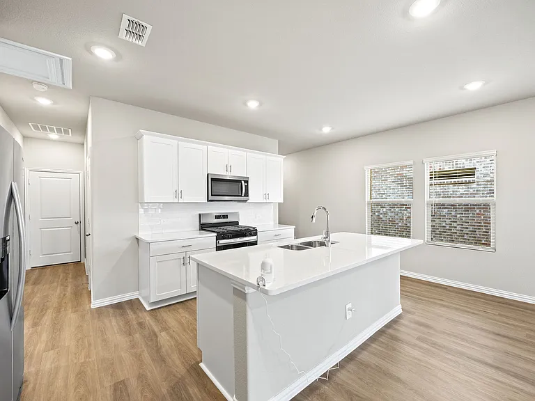 607 Clover Creek Dr — Photo 9