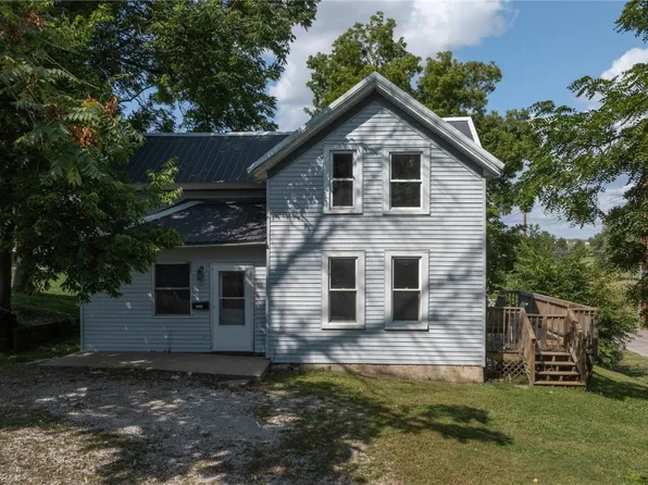 1212 15th St, Belle Plaine, IA 52208