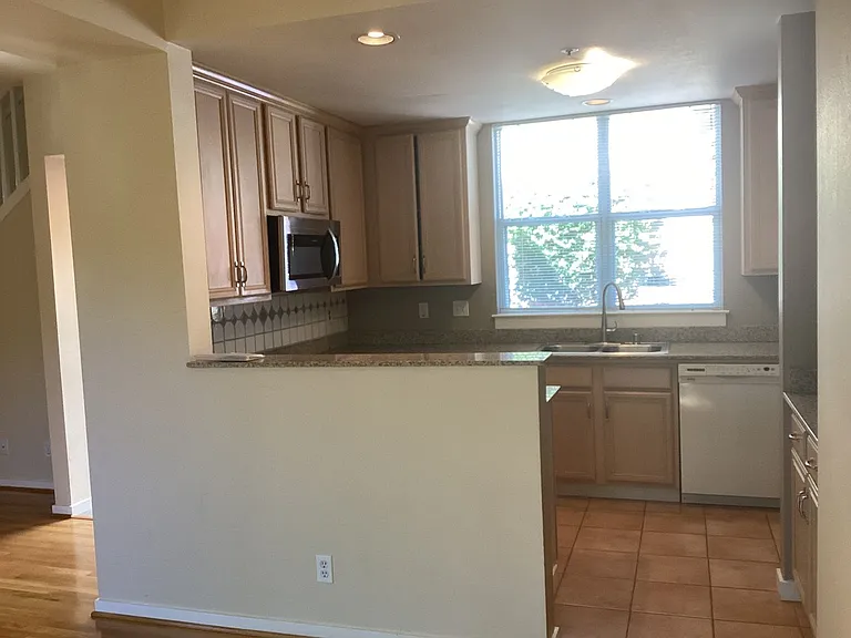 204 Roosevelt Ter — Photo 30