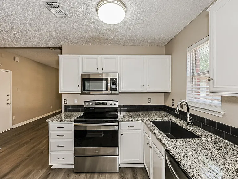 621 Hollyberry Dr — Photo 9