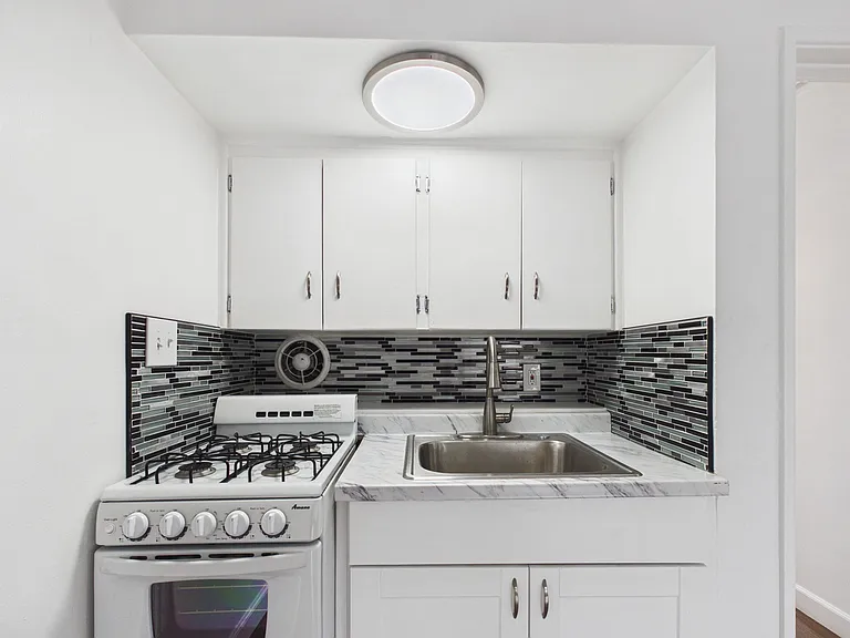 205-215 W Roderick Ave #5 — Photo 15