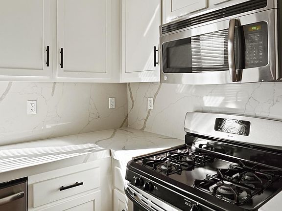 Newly Remodeled Kitchen (2nd floor)