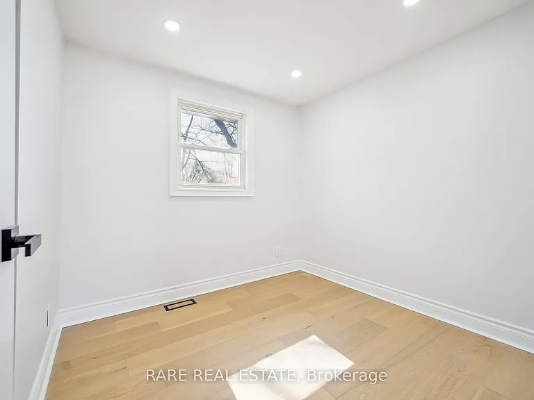 314 Laughton Cres — Photo 10